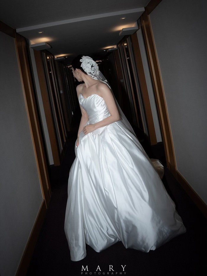 Di hari pernikahannya, Hahm Eun Jung mengenakan dua gaun berbeda, Beauties. Pertama, ada gaun off-shoulder berpotongan A-Line dengan bahan silk yang memancarkan keanggunan mahal./ Foto: instagram.com/eunjung.hahm