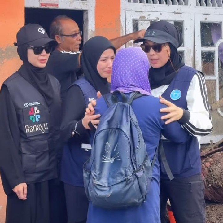 <p>Dian pun turut menceritakan pengalamannya menjadi volunteer ketika memberikan bantuan tersebut. Ia mengungkapkan perjalanan ini cukup menguras energi karena sangat emosional. Istri Ananda Omesh ini mengatakan harus tetap tegar ketika tak kuasa menahan tangis mendengar cerita para korban. &ldquo;Ini yang paling menguras energiku hari ini..dalam hati mau nangis banget enggak kuat banget lihat ibu dan keluarganyaa cerita sambil senyum dan tabah, tapi badan nyuruh untuk enggak boleh sedih depan mereka karena itu salah satu tujuan hadir di tengah mereka. MasyaAllah, semoga Allah lindungi, Allah breikan kekuatan, dan Allah ganti rezeki mereka berkali-kali lipaat aamiin,&rdquo; tuturnya.&nbsp;(Foto: Instagram @dianayulestari)</p>