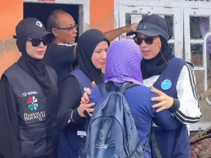 Deretan Bunda Artis Terjun Langsung Beri Bantuan pada Korban Bencana Sumatra