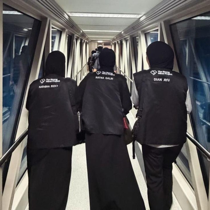 <p>Sejumlah Bunda artis Tanah Air terjun langsung menyalurkan donasi untuk para korban banjir di Sumatera Barat. Mereka adalah Natasha Rizky, Dian Ayu Lestari, dan Ratna Galih. Kabar ini diketahui langsung melalui postingan terbaru ketiganya di akun Instagram. (Foto: Instagram @dianayulestari)</p>