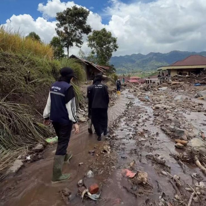 <p>Lebih lanjut Natasha memperlihatkan bagaimana kondisi wilayah Malalak yang kini telah habis terseret banjir bandang. &ldquo;Aku mau melaporkan langsung ini di Malalak, ini keadaannya kaya gini teman-teman. Udah banyak banget rumah yang hancur dan sampai saat ini masih ada lima orang lagi yang belum ditemukan, dua di antaranya anak kecil. Ini masih dalam misi pencarian sama tim ya. Yang tadinya ini jalanan jadi arus air bekas banjir kemarin,&rdquo; jelas Natasha, dikutip dari laman Instagram @<em>natasharizkynew</em>.&nbsp;(Foto: Instagram @dianayulestari)</p>