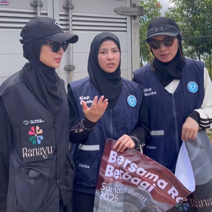 <p>Dalam unggahan itu, dijelaskan bahwa mereka membawa banyak kebutuhan untuk para perempuan dan anak-anak. &ldquo;Hari ini kita implementasi hygen kit yang sangat dibutuhkan oleh perempuan dan anak-anak,&rdquo; tulis Dian, dikutip dari laman Instagram @<em>dianayulestari</em>, Jumat (5/12/2025). Natasha juga menjelaskan secara detail isi paket tersebut. &ldquo;Di dalam paketnya ini ada beberapa kebutuhan, ada pempers, ada pakaian dalam, alat salat, mukena, dan alat tulis juga untuk anak-anak, juga ada snack.&rdquo;&nbsp;(Foto: Instagram @ratnagalih)</p>