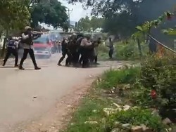 Eksekusi Tanah di Belu Ricuh, 2 Polisi Terluka Dilempar Batu-Molotov