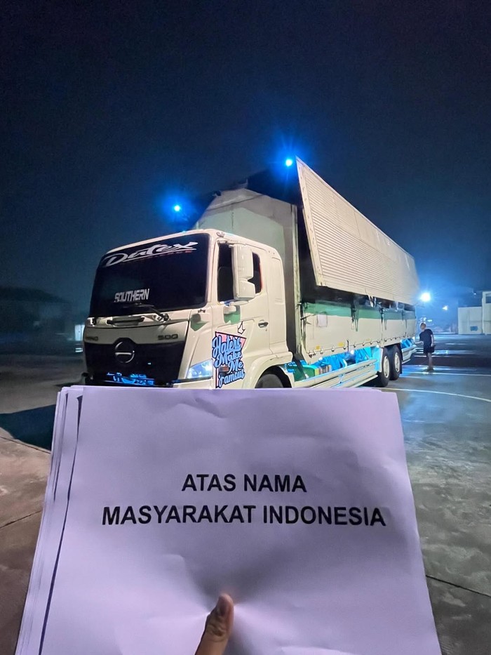 Ferry Irwandi sukses mengumpulkan donasi hingga lebih dari Rp10 miliar. Ia terjun langsung mengirim bantuan dan membagikan kabar bahwa kondisi di Tamiang sangat memprihatinkan.