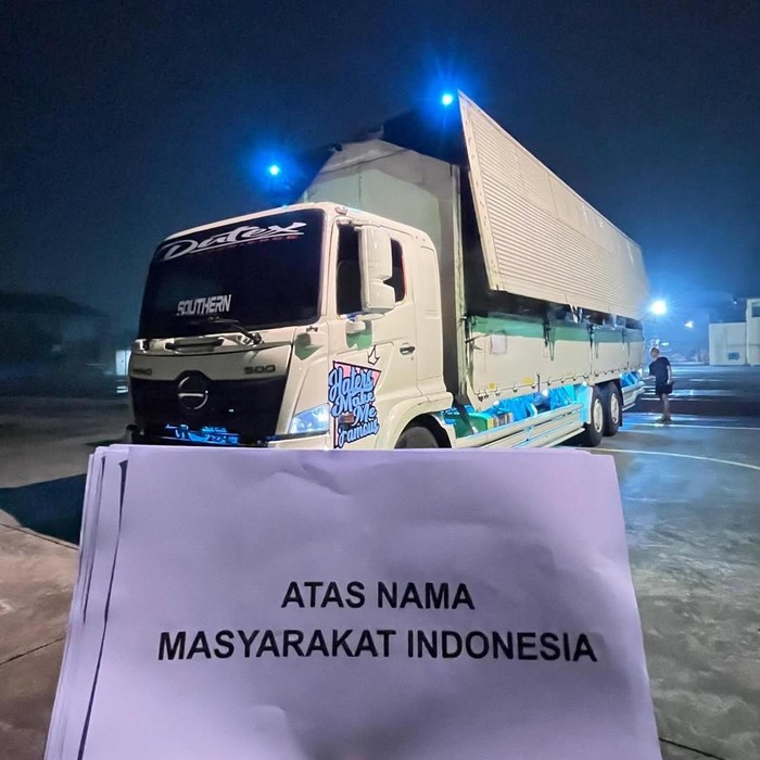 Ferry Irwandi sukses mengumpulkan donasi hingga lebih dari Rp10 miliar. Ia terjun langsung mengirim bantuan dan membagikan kabar bahwa kondisi di Tamiang sangat memprihatinkan.