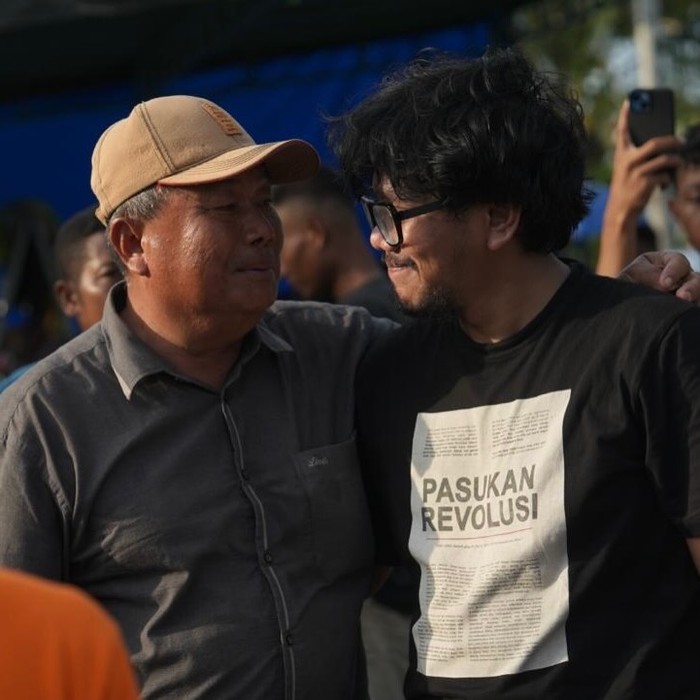 Ferry Irwandi sukses mengumpulkan donasi hingga lebih dari Rp10 miliar. Ia terjun langsung mengirim bantuan dan membagikan kabar bahwa kondisi di Tamiang sangat memprihatinkan.