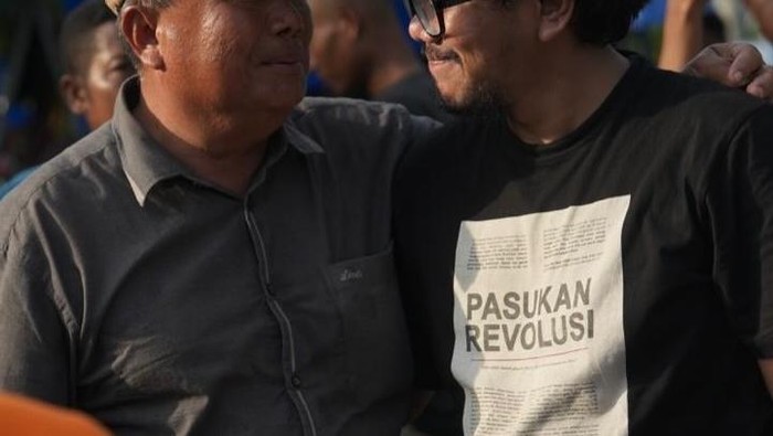 Ferry Irwandi sukses mengumpulkan donasi hingga lebih dari Rp10 miliar. Ia terjun langsung mengirim bantuan dan membagikan kabar bahwa kondisi di Tamiang sangat memprihatinkan.