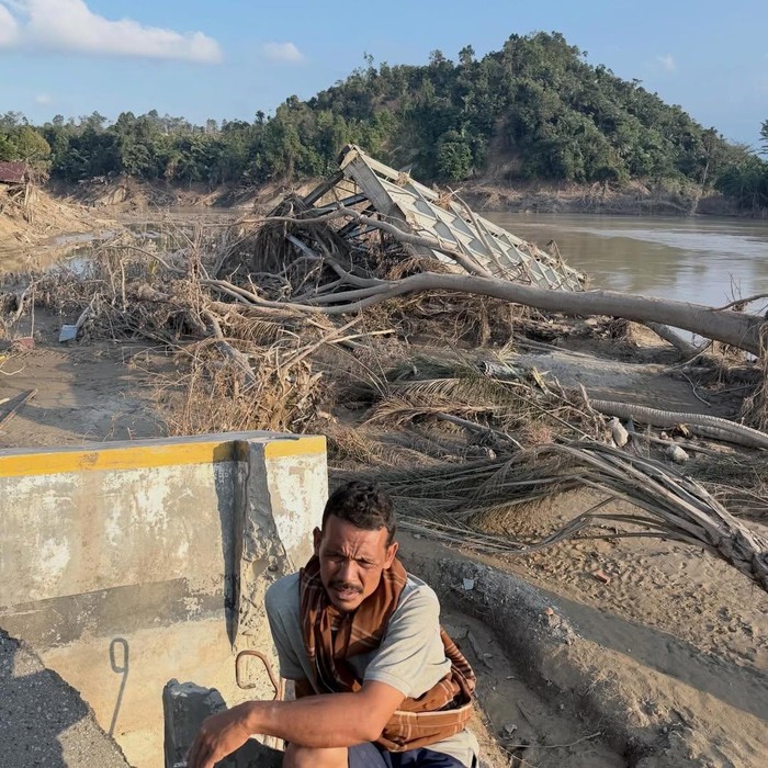 Ferry Irwandi sukses mengumpulkan donasi hingga lebih dari Rp10 miliar. Ia terjun langsung mengirim bantuan dan membagikan kabar bahwa kondisi di Tamiang sangat memprihatinkan.