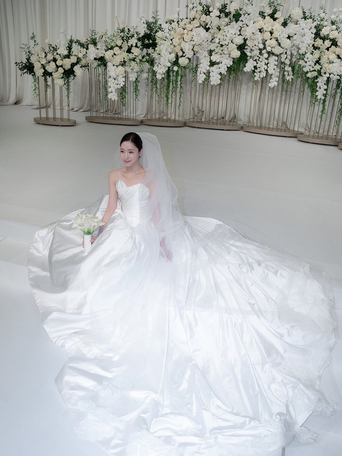 Hahm Eun Jung mengawali lembaran baru dalam hidupnya melalui bab baru pernikahan yang dilakukannya pada (30/11/2025) lalu bersama pasangan non-selebriti yang bekerja di belakang layar hiburan, Beauties./ Foto: instagram.com/eunjung.hahm