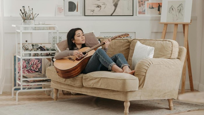 Melakukan hobi kreatif akan membuat hidup terasa bahagia. Kamu bisa menyalurkan kreativitas yang bisa menurunkan stres dan kecemasan.