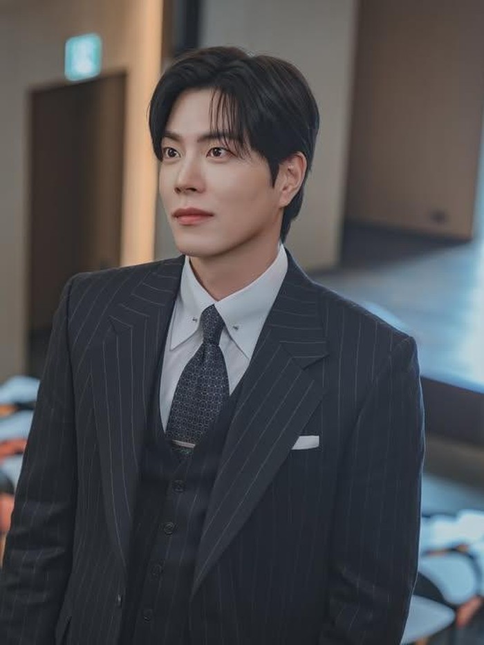 Belum lama ini, namanya kembali jadi topik perbincangan hangat berkat perannya sebagai villain bernama Moon Do Hyuk di drama Korea Dear X (2025)./ Foto: instagram.com/hjonghyun