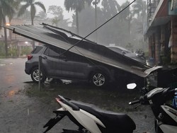 Kanopi Ruko Ambruk Timpa Mobil dan Motor Imbas Angin Kencang di Bogor