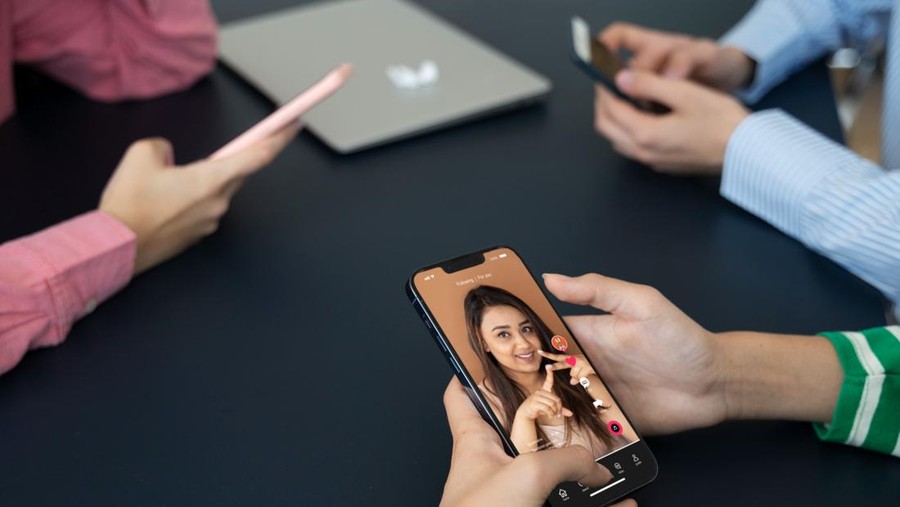 Ilmuwan Ungap Bahaya Hobi Nonton Reels & Video Pendek TikTok