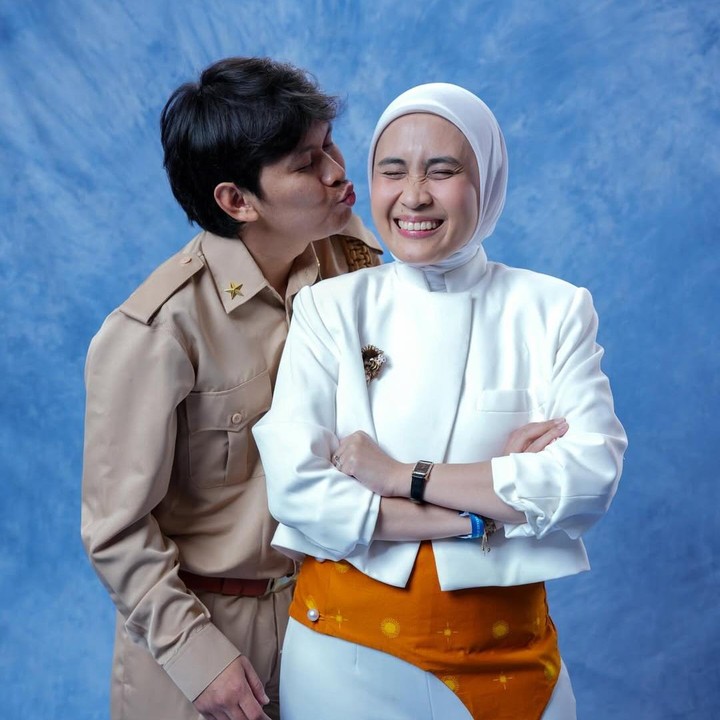 <p>Indra Gunawan atau yang lebih akrab disapa Indra Jegel telah membangun rumah tangga bersama Sasqya Hildayati Batubara selama tujuh tahun. Keduanya pun kerap membagikan momen manis di media sosial. Misalnya saja seperti hasil pemotretan yang satu ini. &ldquo;Manatau temen-temen pada butuh ide untuk foto prewed,&rdquo; tulis Sasqya, dikutip dari laman Instagram <em>@sasqyahildayatbatubara,</em> Jumat (5/12/2025). (Foto: Instagram @sasqyahildayatibatubara)</p>