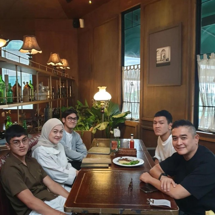 <p>Baik Irgi maupun istrinya, Fenny, kerap membagikan momen kebersamaan dengan anak-anaknya di Instagram, Bunda. Baru-baru ini, mereka terlihat menikmati waktu makan bersamanya di sebuah restoran. Menilik dari <em>caption</em>-nya, Ayah tiga anak ini menuliskan sebuah pesan manis. "Kamu tidak memilih keluargamu. Mereka adalah karunia Allah untukmu, seperti halnya kamu untuk mereka," tulis Irgi. (Foto: Instagram @irgi_achmadfahrezi)</p>