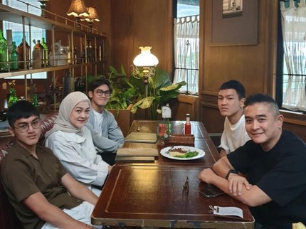 Intip Kehangatan Irgi Fahrezi Bersama Istri dan Ketiga Anak Laki-lakinya yang Jarang Tersorot