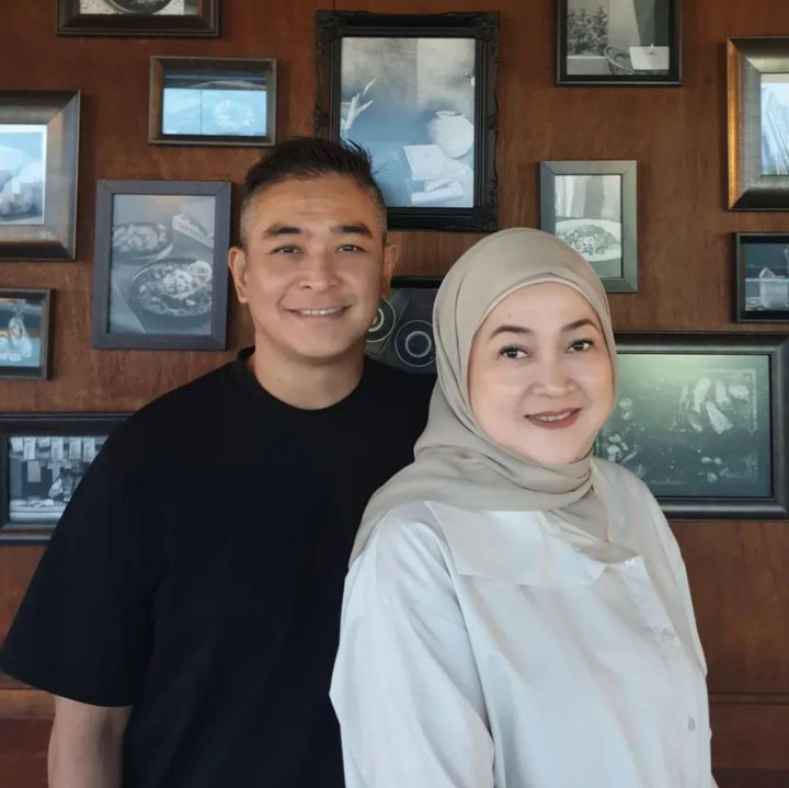 <p>Bunda masih ingat dengan Irgi Achmad Fahrezi? Pemain sinetron <em>Lupus Milenia</em> ini diketahui mengikat janji sucinya dengan Fenny Arieshanty pada tahun 2005. Dua puluh tahun mengarungi bahtera rumah tangga, pasangan ini sudah memiliki tiga anak laki-laki. (Foto: Instagram @irgi_achmadfahrezi)</p>