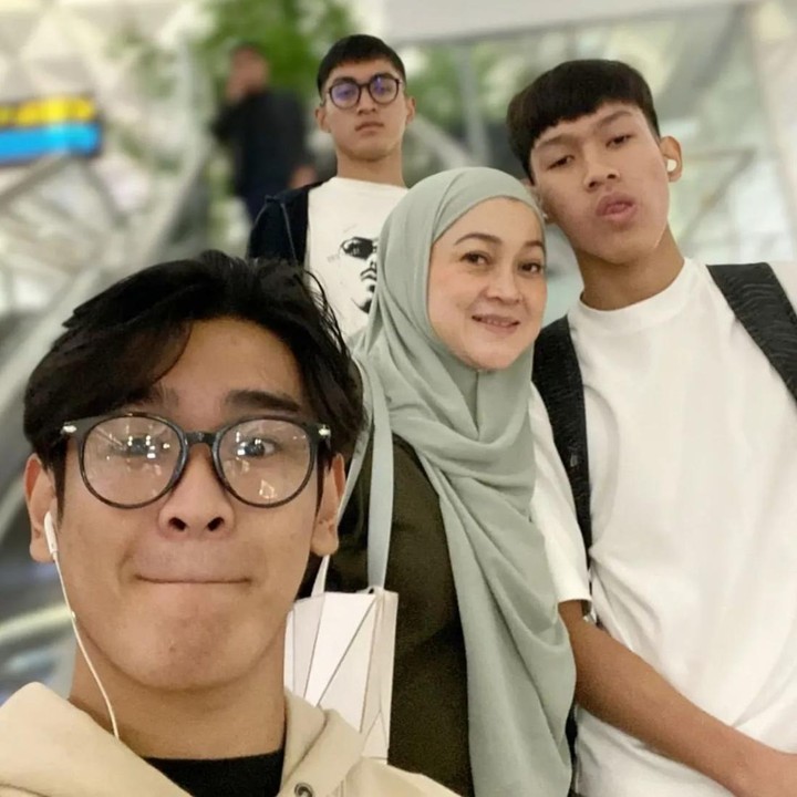 <p>Ketiga anak Irgi diberi nama Althaf Achmad Fazian Fahrezi, Raffata Achmad Adhaza Fahrezi, dan Gavin Achmad Fabio Fahrezi. Walau jarang tersorot oleh publik, anak-anaknya kini sudah tumbuh dewasa dan memiliki paras yang tampan, Bunda. (Foto: Instagram @irgi_achmadfahrezi)</p>