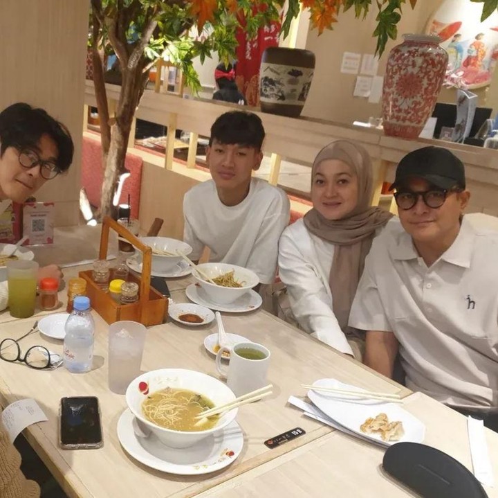 <p>Meski tengah disibukkan dengan kegiatan syuting, Irgi selalu berusaha menyempatkan dirinya untuk q<em>uality time</em> bareng istri dan ketiga anaknya, Bunda. "Untuk sekadar pergi makan dan nonton bareng anak2 lengkap tuh syulit lho. <em>Alhamdulillah</em>," ungkap Irgi melalui Instagramnya. (Foto: Instagram @irgi_achmadfahrezi)</p>