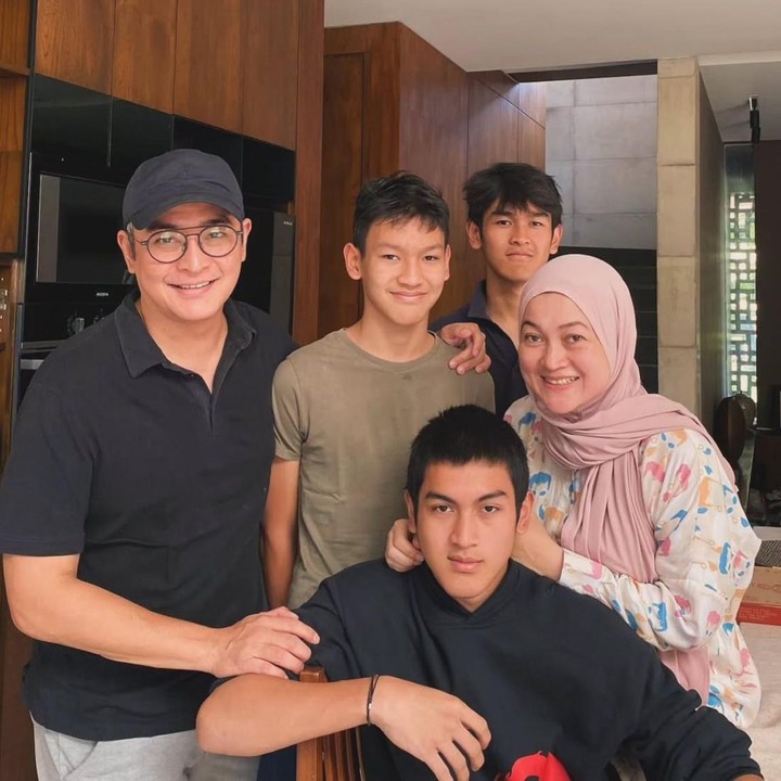 <p>Kebersamaan Irgi bersama sang istri dan ketiga anaknya selalu terlihat hangat, Bunda. Sejak menikah dengan Fenny Arieshanty, terlihat jelas bahwa Irgi selalu menempatkan peran Ayah sebagai prioritas utamanya. (Foto: Instagram @irgi_achmadfahrezi)</p>
