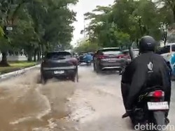 Jalan Depan Kantor Gubernur Sulsel Terendam Banjir, Lalu Lintas Macet