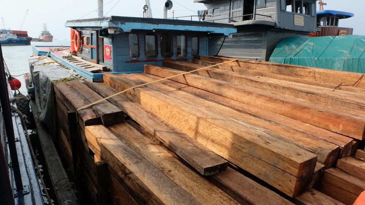 Kapal Angkut Kayu Balok Illegal Ditangkap di Perairan Batam