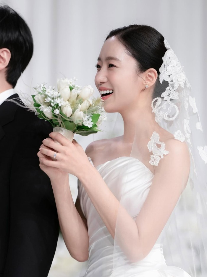 Kebahagiaan Hahm Eun Jung terpatri indah ketika berdiri di samping Kim Byung Woo, Beauties. Dalam foto di atas, member T-ARA tersebut tersenyum lebas sambil mengangkat seikat bunga yang menyimbolkan segala keindahan./ Foto: instagram.com/eunjung.hahm