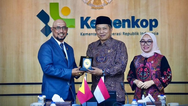 Menkop Ferry Juliantono menerima audiensi Sekretaris Negara Urusan Koperasi Timor Leste, Arsenio Pereira da Silva. Pertemuan membahas sejumlah agenda penting.