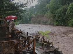 Arus Sungai Deras Seret Pemecah Batu di Songgon Banyuwangi