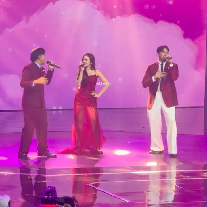 <p>Mahalini bersama Rizky Febian dan Adrian Khalif tampil memukai membawakan lagu <em>Alamak</em>. ketiganya bernyanyi sambil unjuk bakat menampilkan vokal suara yang merdu. Kembalinya Mahalini ke panggung musik dan penampilannya bersama sang suami dan Adrian Khalif banyak menuai pujian dari netizen. "Ikut terharu pas ibu <em>comeback</em> yallah happy bgt," tulis akun @kh***. "Trio combo max," ungkap @li***. "Kalian bertiga yang terbaik," kata @sa****. (Foto: Instagram @rizkyfbian)</p>