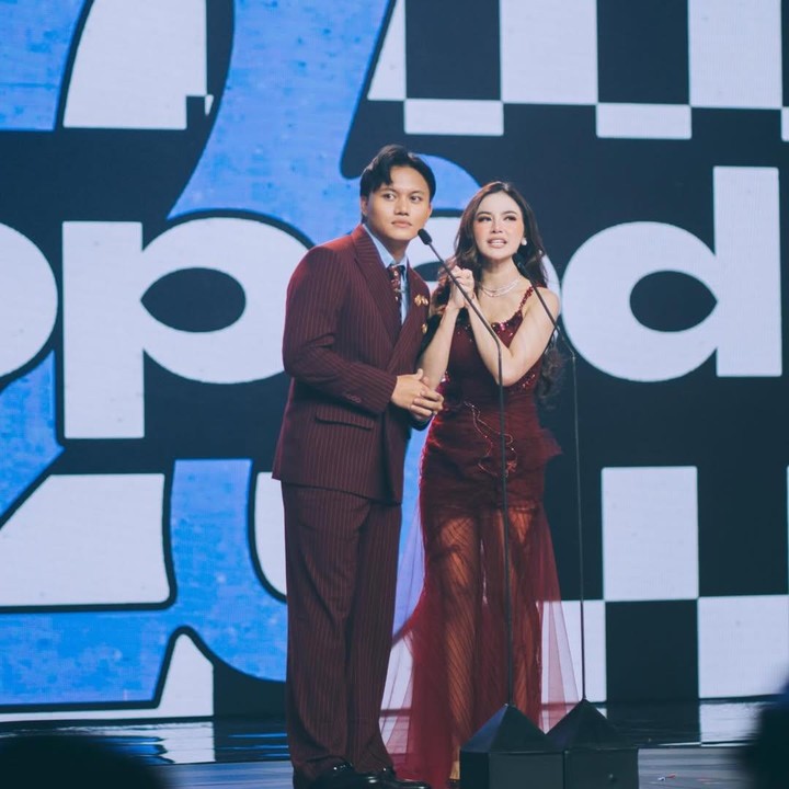 <p>Selain tampil di atas panggung, Mahalini dan Rizky Febian juga mendapat kesempatan untuk membacakan pemenang di <em>Spotify Wrapped Live Indonesia 2025</em>. Pasangan yang telah dikaruniai satu anak ini terlihat begitu serasi saat berdiri berdekatan di atas panggung. (Foto: Instagram @rizkyfbian)</p>