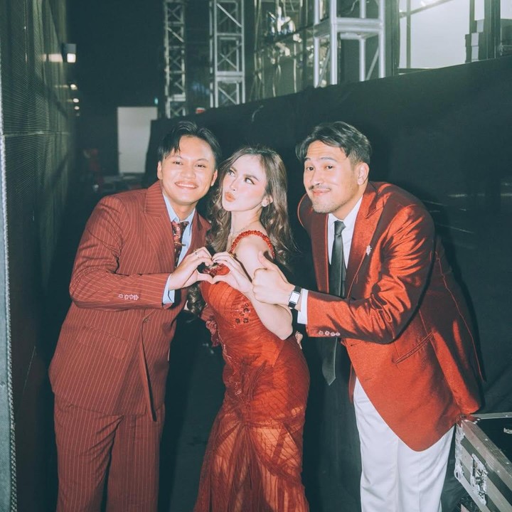 <p>Tak hanya tampil berdua, Mahalini dan Rizky Febian bernyanyi di atas panggung bersama Adrian Khalif. Mahalini tampil perdana membawakan lagu <em>Alamak</em>, yang merupakan <em>single</em> lagu duet Rizky Febian dan Adrian Khalif, Bunda. Beberapa bulan belakangan, lagu <em>Alamak</em> ini memang tengah viral di media sosial. (Foto: Instagram @rizkyfbian)</p>