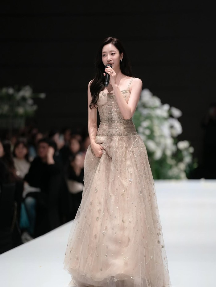 Memasuki resepsi bagian kedua, Hahm Eun Jung kembali dengan penampilan baru berupa balutan gaun bewarna nude yang dihiasi ornamen kecil berkilauan./ Foto: instagram.com/eunjung.hahm