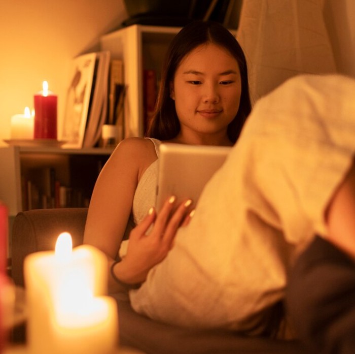 Menciptakan suasana tenang sebelum tidur bantu tidur nyenyak. Bisa dengan membaca buku, meredupkan lampu/Foto: freepik.com/freepik