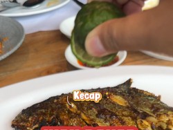 Video: Menikmati Ikan Bakar 2 Rasa dengan Pemandangan Gedung Jakarta