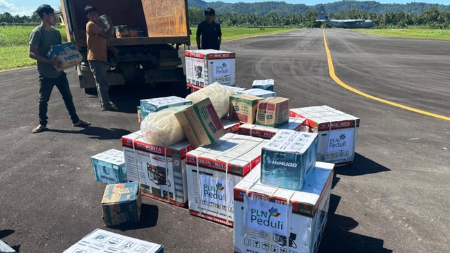 Kementerian ESDM juga mengirimkan total 35 unit genset untuk warga pengungsi banjir di Palembayan, Agam, Sumbar.