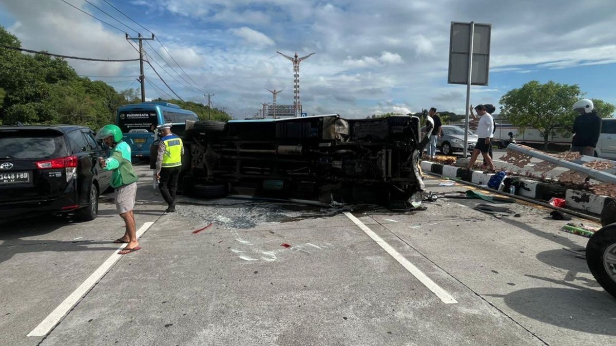 Mobil Travel Terguling di Tol Bali, 13 WN China Terluka