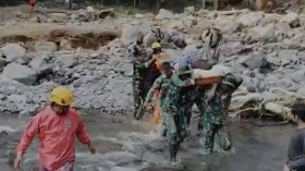 Saat TNI Bantu Ibu Melahirkan di Sumbar: Seberangi Sungai, Lewat Hutan
