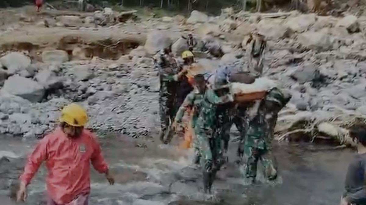 Saat TNI Bantu Ibu Melahirkan di Sumbar: Seberangi Sungai, Lewat Hutan