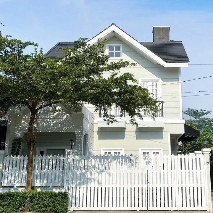 <p>Natalie Sarah memiliki rumah modern bergaya<em> American classic</em> yang dipenuhi dengan sentuhan warna putih. Fasad rumah perempuan 42 tahun ini terlihat memberikan kesan <em>aesthetic, </em>cerah, dan <em>cozy,</em> ya, Bunda.&nbsp;&nbsp;(Foto: Instagram @natalie_sarahs)</p>