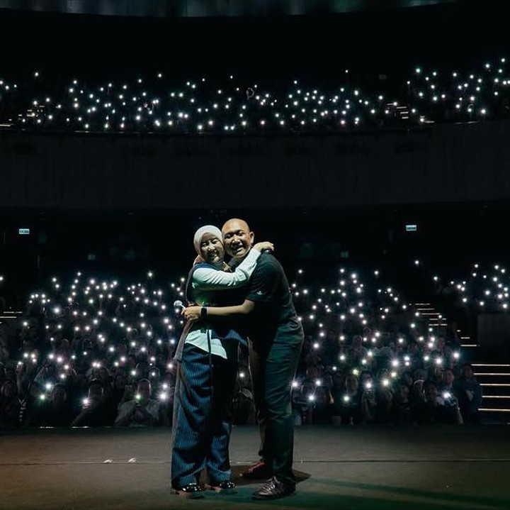 <p>Oki Rengga telah menikah dengan Anggi Rantika sejak 2021. Empat tahun mengarungi bahtera rumah tangga, pasangan ini kerap tampil mesra di hadapn publik. Bahkan, belum lama ini, keduanya tak sungkan saling berpelukan di atas panggung <em>special show</em><em>Kenapa Marah?</em> milik Oki. &ldquo;Selamat sayang, semoga semua kerja keras selalu terbayar dengan kebahagiaan,&rdquo; tulis sang istri, dikutip dari laman Instagram <em>@anggirantikaa.&nbsp;</em>(Foto: Instagram @anggirantikaa)</p>