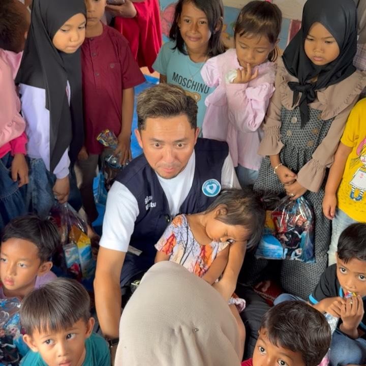 <p>Melalui unggahan ini, Omesh juga mengungkap keingiannnya untuk bisa mengunjungi tempat lain yang terdampak bencana banjir. Omesh juga berharap bantuan bisa disalurkan secara merata ke tempat-tempat tersebut, Bunda. "Bantuan harus segera dikirimkan secara merata dan penanganan pasca bencana seperti mental dan psikologis yang terdampak harus juga menjadi perhatian. Semoga diberikan kesempatan untuk bisa bertemu dengan saudara-saudara yang lain di provinsi lainnya," ungkap suami artis Dian Ayu Lestari ini. (Foto: Instagram @omeshomesh)</p>