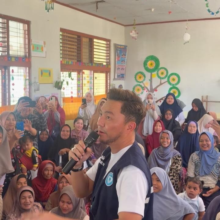 <p>Presenter Omesh menjadi salah satu public figure yang terbang ke Sumatera Barat (Sumbar) untuk memberikan bantuan pada korban terdampak banjir. Pada Senin (3/12/2025), Omesh mengunjungi posko pengungsi di salah satu SD di Padang Pariaman Panjang, Sumbar. (Foto: Instagram @omeshomesh)</p>
