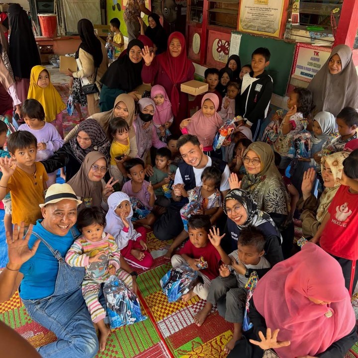 <p>Selain menyalurkan donasi penggalangan dana, Omesh juga menghibur para pengungsi yang ada di posko. Pria 39 tahun ini mengajak bermain anak-anak dan tak lupa menyampaikan banyak kalimat dukungan untuk para korban terdampak banjir di sana. (Foto: Instagram @omeshomesh)</p>