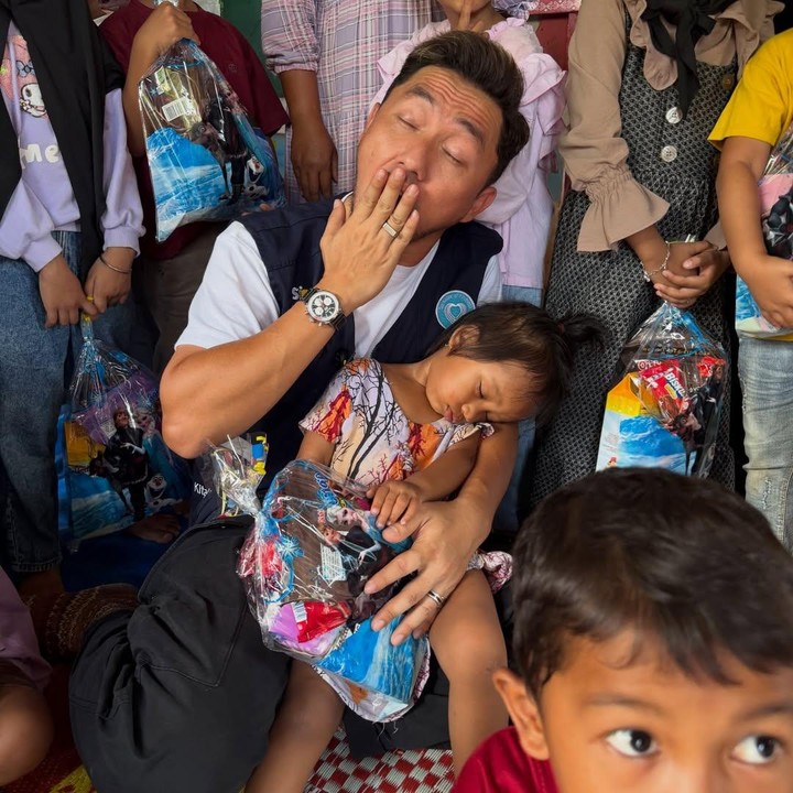 <p>Omesh juga membagikan potret saat seorang anak perempuan tertidur pulas di pankuannya. Anak ini bernama Audrey, salah satu pengungsi yang rumahnya terkena banjir di Padang Pariaman Panjang. "Audrey namanya, ibunya jadi relawan warga bantu warga, ayahnya sedang merantau di Batam, rumahnya terkena banjir bandang di Padang, sekolahnya belum benar-benar bersih dan masih banyak yang rusak," tulis Omesh dalam unggahan di Instagram. (Foto: Instagram @omeshomesh)</p>