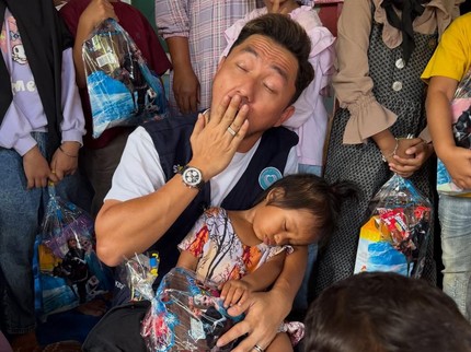 5 Potret Omesh Hibur Pengungsi Banjir Sumbar, Ada Anak Tertidur Pulas di Pangkuan