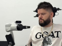 Chip Otak Elon Musk Bikin Pasien Lumpuh Bisa Gerakkan Tangan Robot Pakai Pikiran