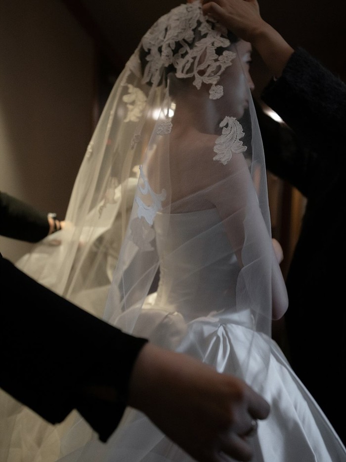 Perasaan berdebar yang dirasakan oleh Hahm Eun Jung terpancar jelas dalam potretnya yang baru saja menaiki altar dengan lace veil dengan jahitan bunga yang masih menutupi wajah jelitanya./ Foto: instagram.com/eunjung.hahm