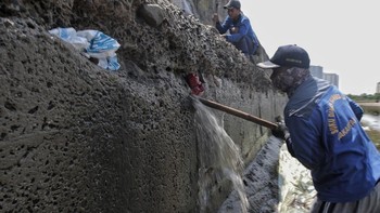 FOTO: Perbaikan Tanggul Muara Baru di Jakarta Utara yang Bocor