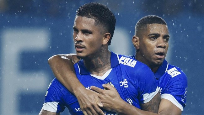 Persib Bandung berhasil mengalahkan Borneo FC dalam laga tunda pekan keempat Super League 2025/2026 di Stadion Gelora Bandung Lautan Api, Jumat (5/12) malam.